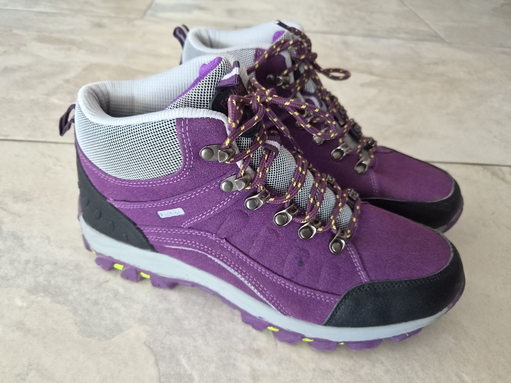 Scarpe da uomo: Wanderschuhe lila, Grösse 43, neuwertig – Usato da Niederrohrdorf venduto da Miripfiri