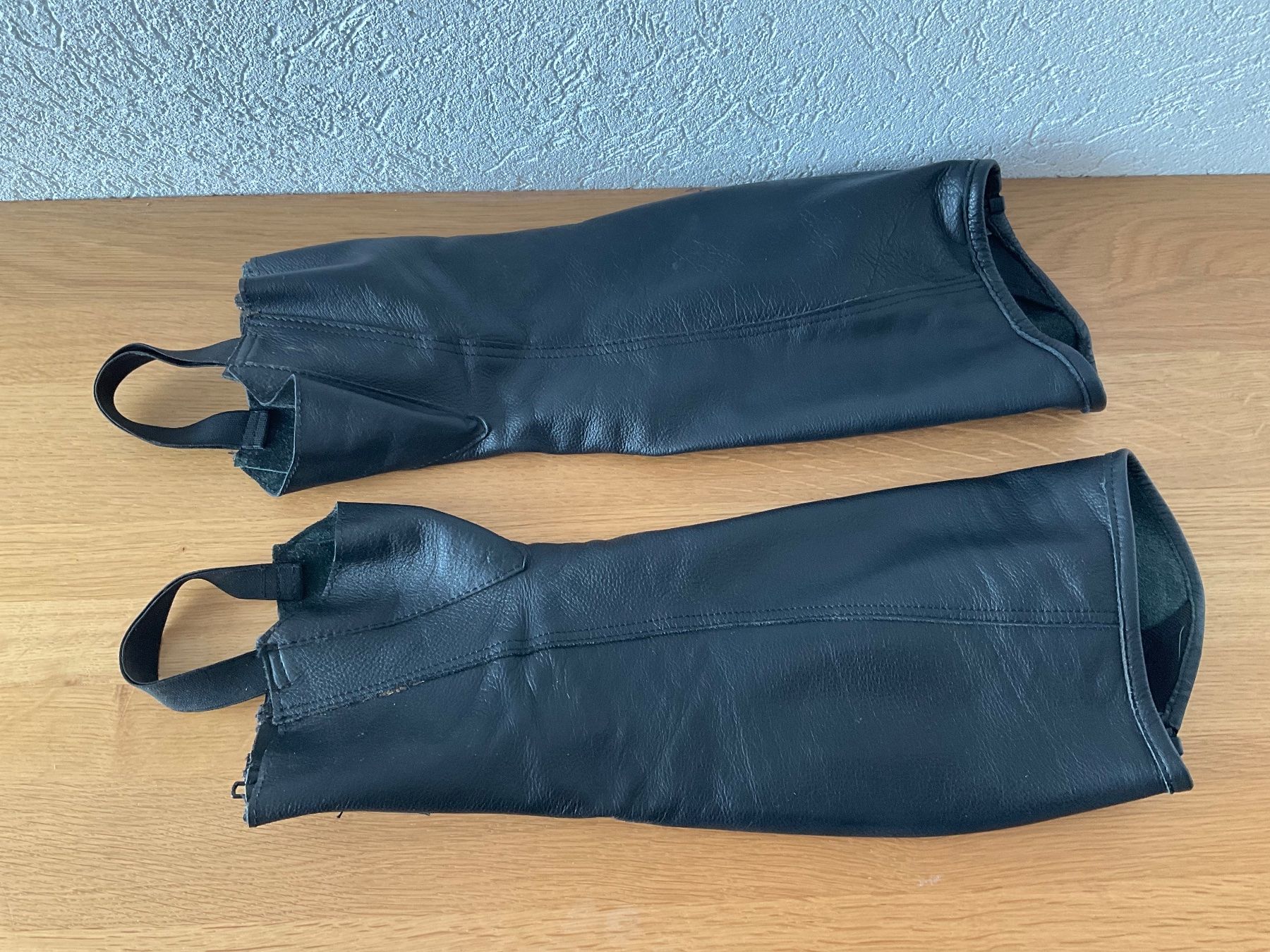 Hufschuhe: Reitchaps aus Leder, Grösse M – Gebraucht aus Frick von
