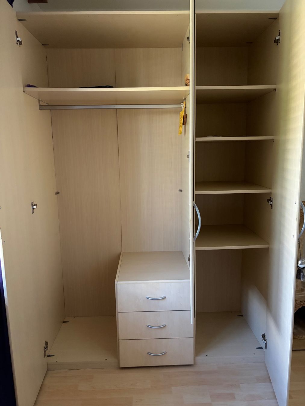 Armoires: Kleiderschrank – D'occasion à Jona par deb_yd6d 1