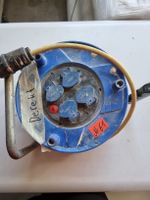 Kabelrolle blau mit vier Steckdosen 
