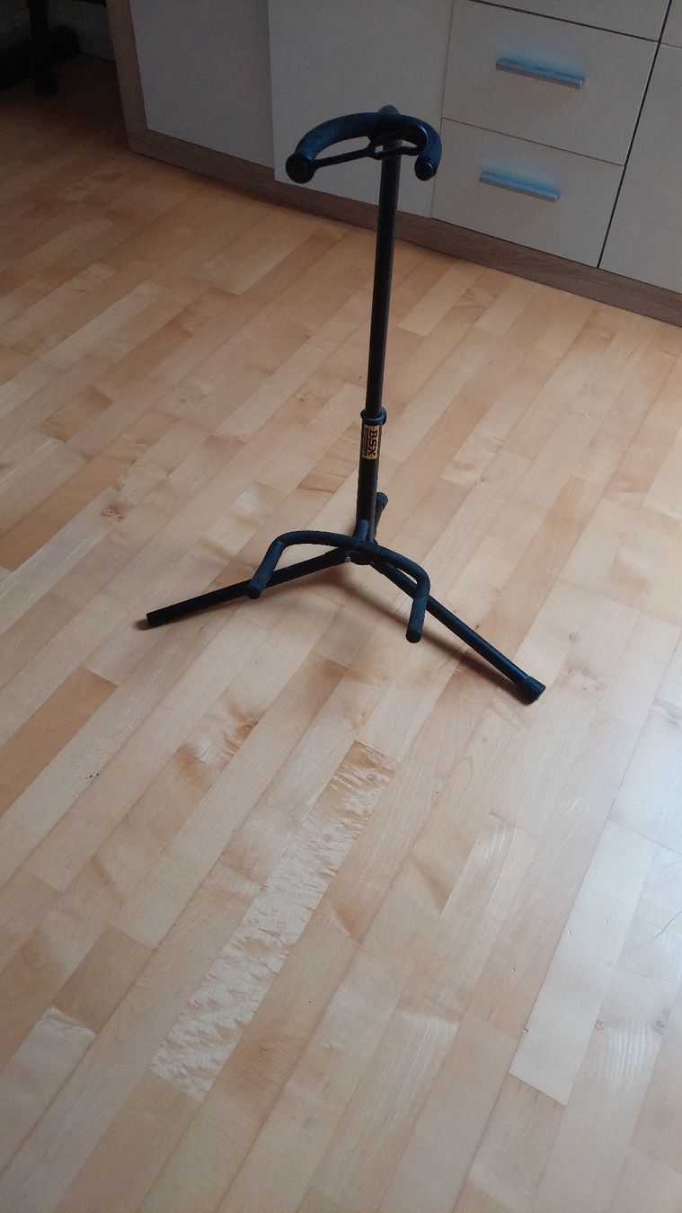Instrumenten-& Notenständer: BSX Hardware Gitarrenständer – Gebraucht aus Arisdorf von GoodJoice