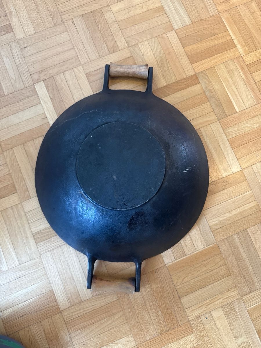 Padelle: Gusseisen Wok mit Holzgriffen – Usato da Basel venduto da Der_Bieter 2