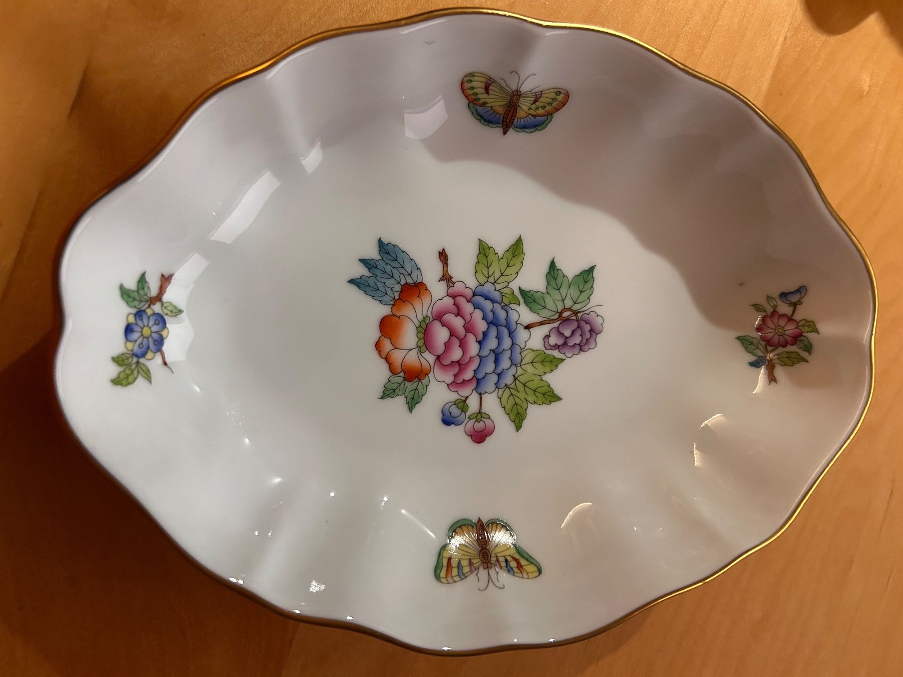 Herend Ciotole: Herend Schale Blumen Dekor handbemalt Goldrand – Usato da Gais venduto da Jelisandie