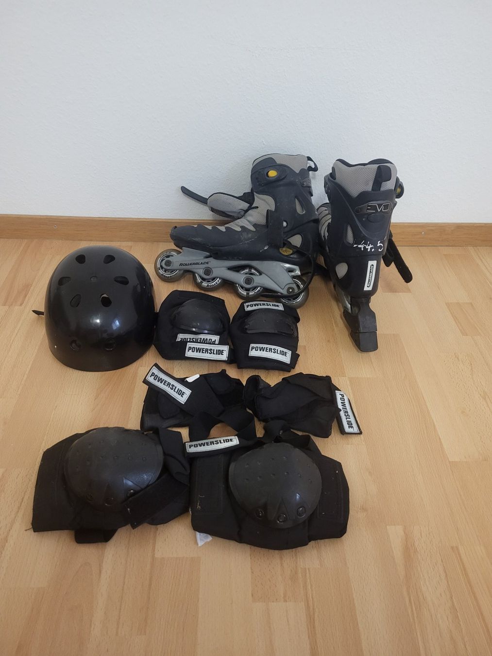 Pattini in linea & Pattini a rotelle: Patins à roulettes Powerslide noir gris taille 44.5 kit p... – Usato da Erstfeld venduto da joc_hhv8