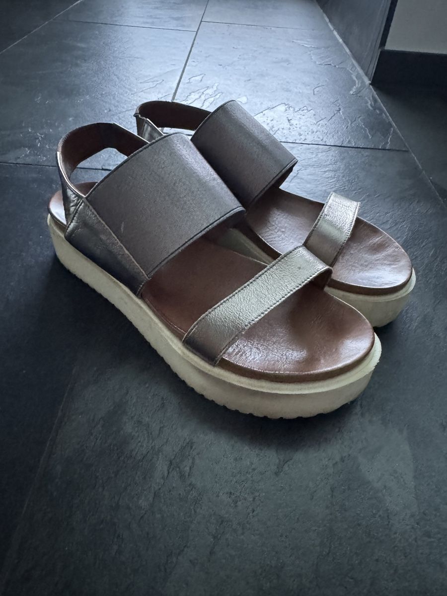 Scarpe da donna: Cool bronze summer sandals, size 39 - great condition! – Usato da Sarnen venduto da NataschaaM