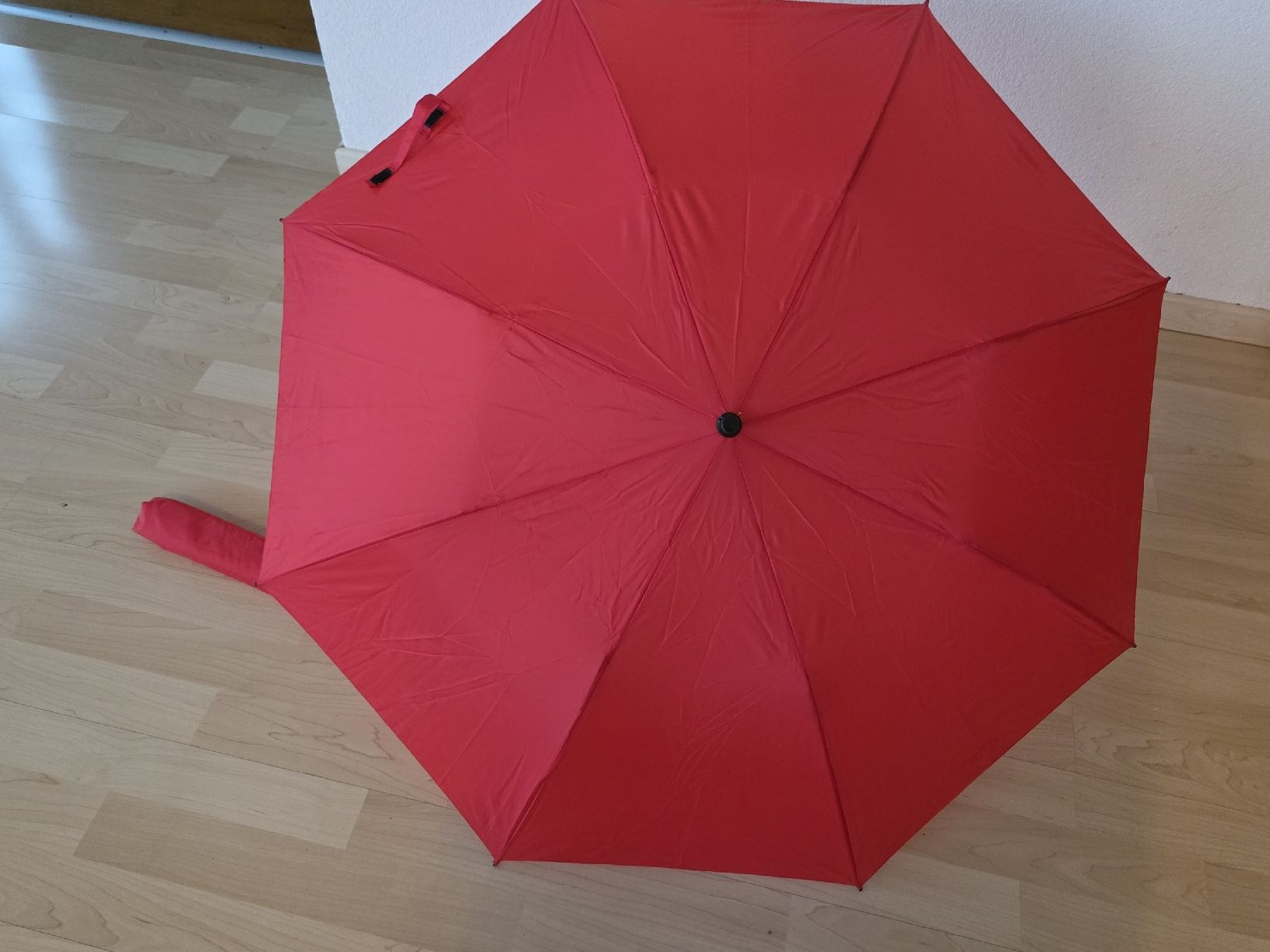 Ombrelli: Neuwertiger roter Regenschirm  – Usato da Suhr venduto da andreas_2008 2