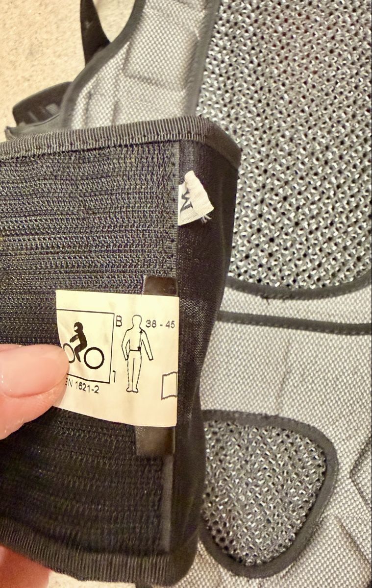 Dainese Schutz & Schoner: Dainese Rückenprotektor – Gebraucht aus Dübendorf von vici04 2
