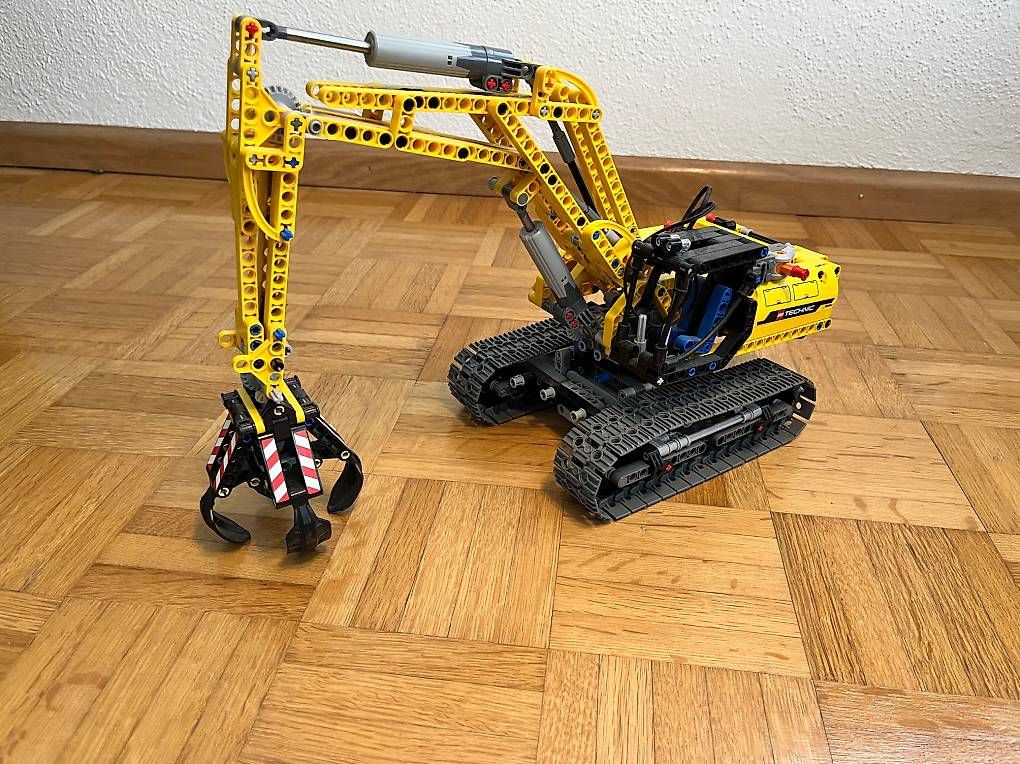 Baukästen: Lego Technic Bagger – Gebraucht aus Bassersdorf von Anp7902