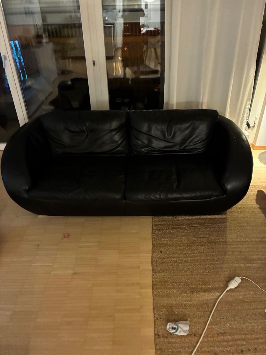 Sofas: Sofa Kunstleder schwarz 2-3Sitzer gebraucht – Gebraucht aus Uster von Claudio1899 1