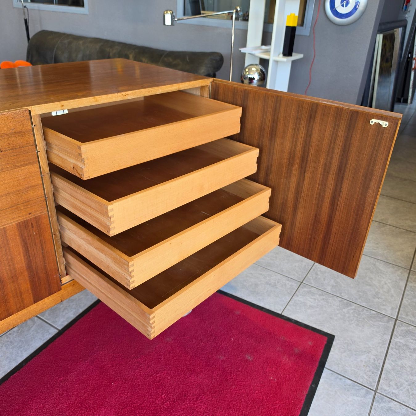 Kommoden: 1960 Sideboard Dresser Holzkommode Vintage Nussholz Kommode – Gebraucht aus Nottwil von Wondewa-Shop 8