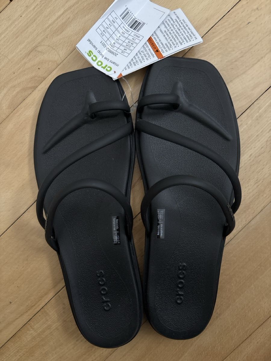 Scarpe da donna: Crocs Miami Toe Loop Sandale, Schwarz, Gr. 38/39, NEU – Nuovo e nell'imballaggio originale da Bern venduto da blu123