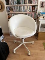 Chaise bureau blanche à 5 roulettes.