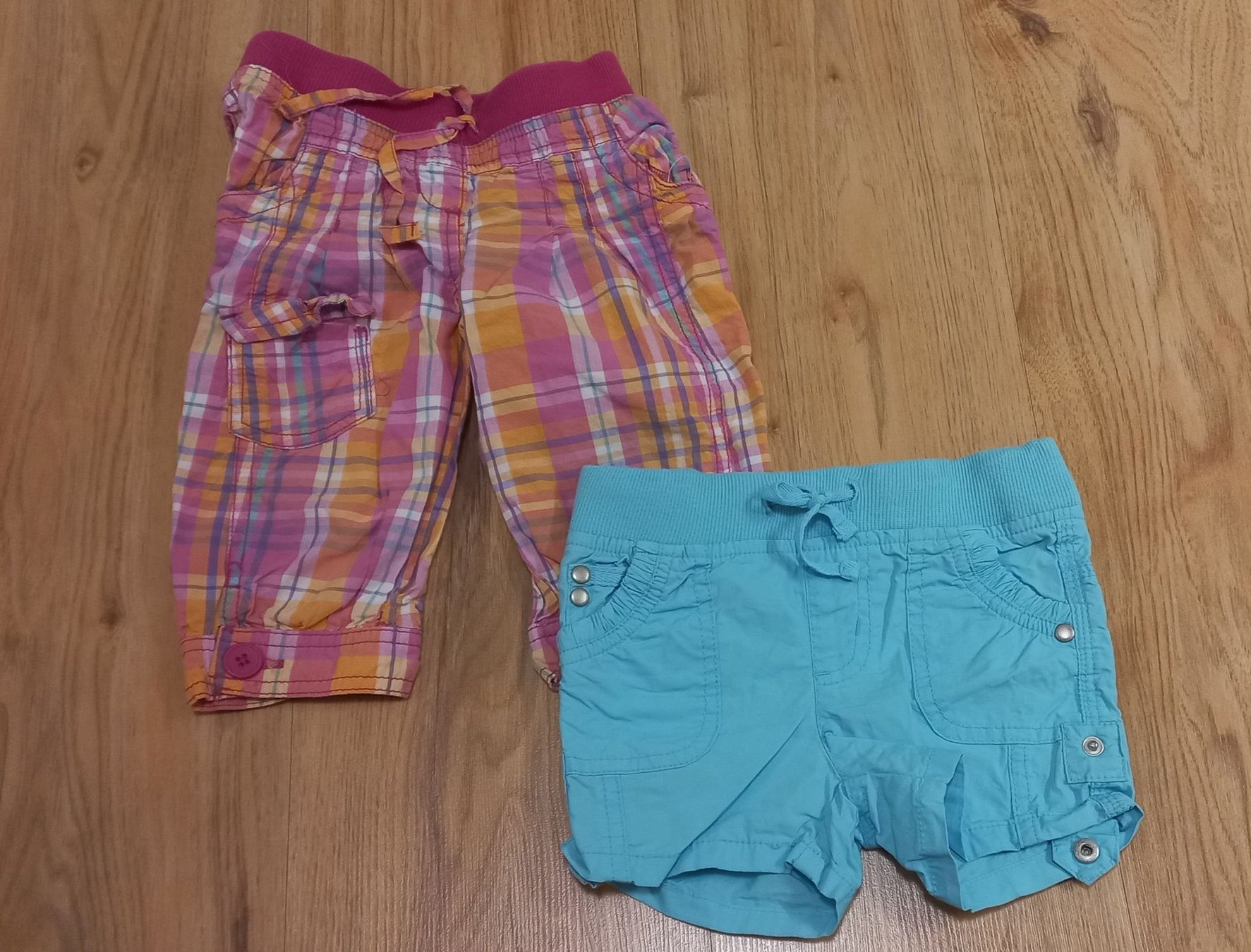 Pantaloni: 2 Kurze Hosen Mädchen Gr 98/104 – Usato da St. Margrethen SG venduto da SamusAran
