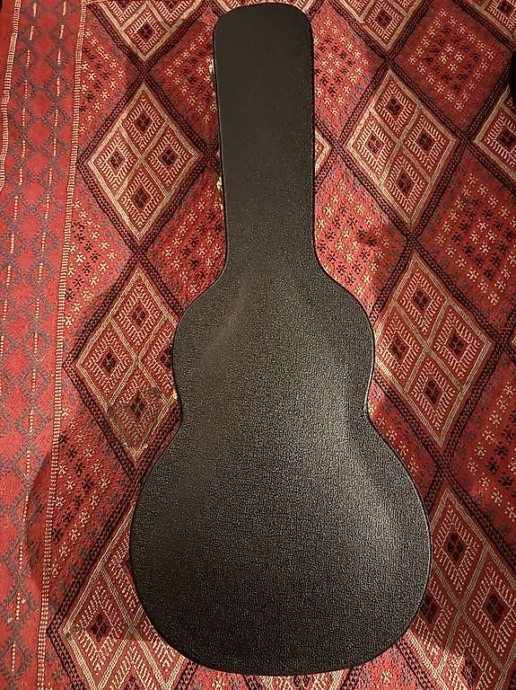 Strumenti musicali: Parlor acoustic guitar case  – Usato da Genève venduto da Silenceplus