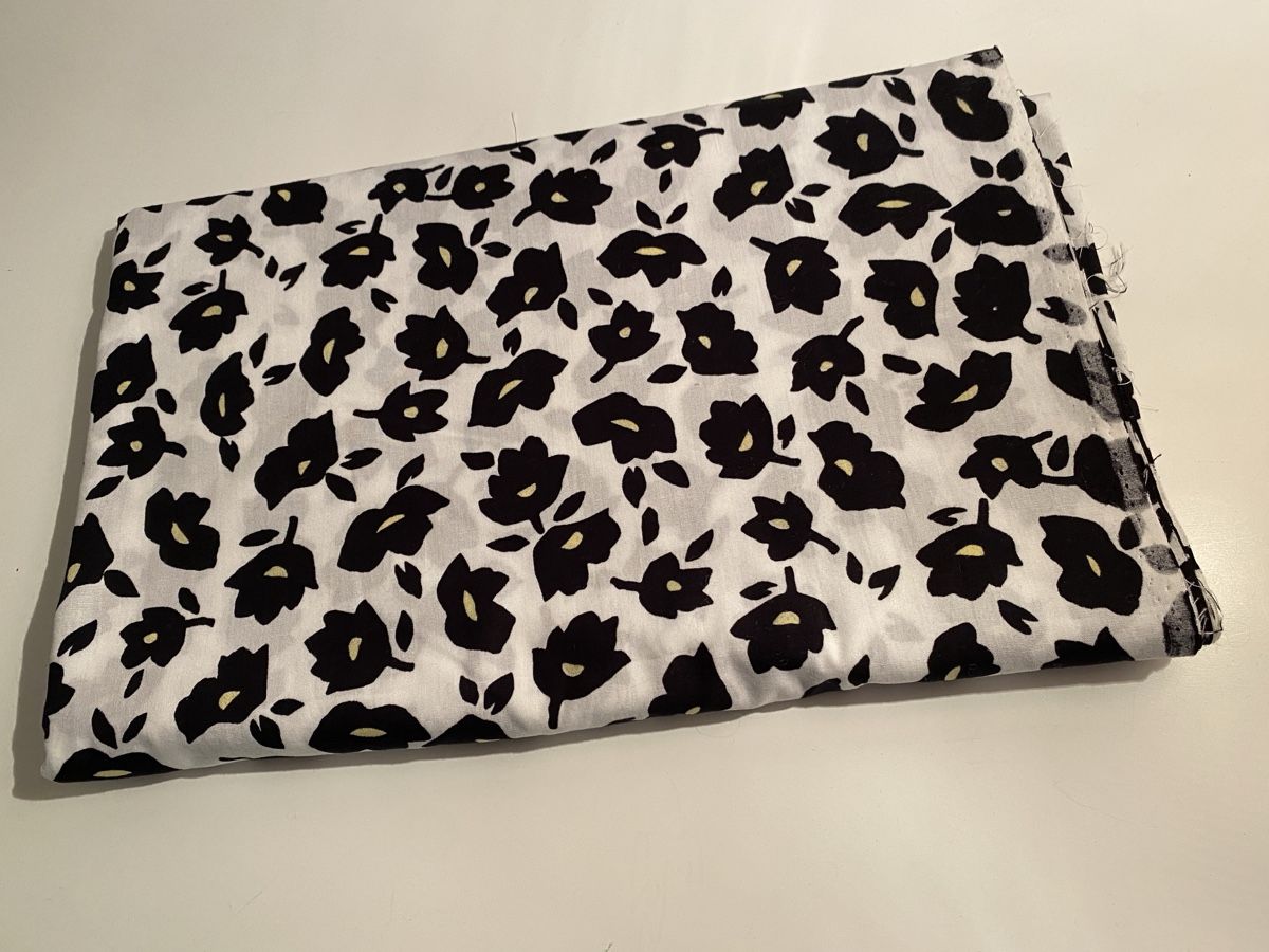 Tessuti: Stoff schwarz-weiss Blumenmuster 135x155 – Nuovo (secondo la descrizione) da Flawil venduto da sonnengeist
