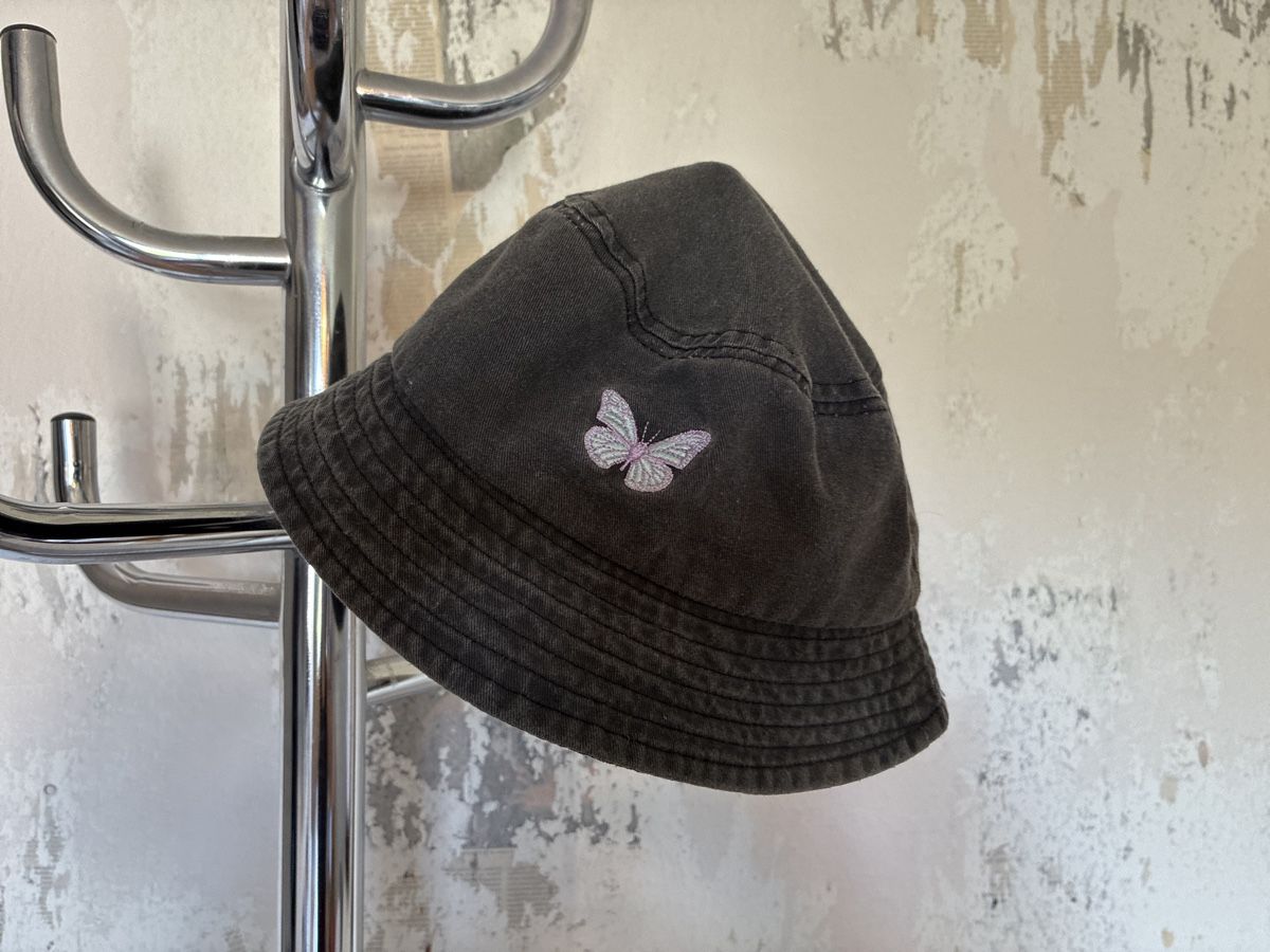 Copricapi, berretti & cappellini: Bucket Hat / modischer Hut mit Schmetterling, M – Usato da Zürich venduto da Annie_Broad 1