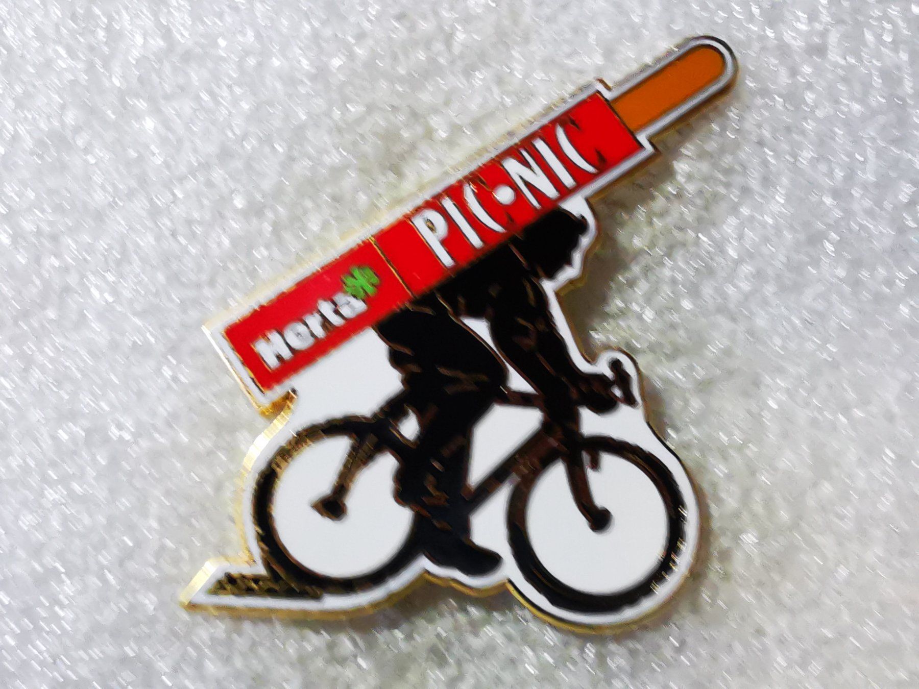 Plaquettes & Badges: Ansteckpin 193: Herta Pic Nic – D'occasion à Oppligen par Pin-Fall-Shop