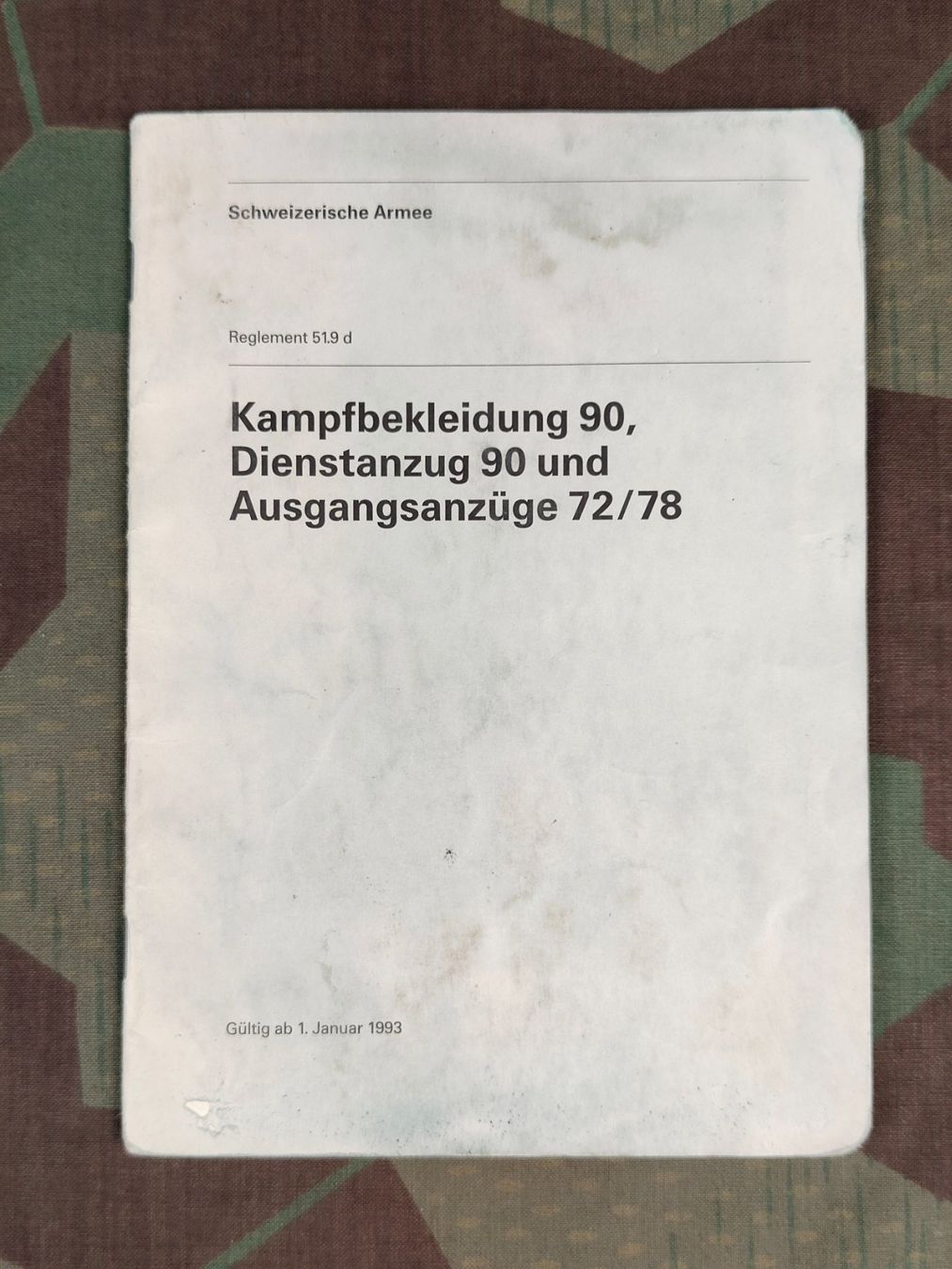 Schweizer Armee Uniformen: Reglement 51.9 d Kampfbekleidung 90, Dienstanzug 90 – Gebraucht aus Bauma von SwissMilitaria