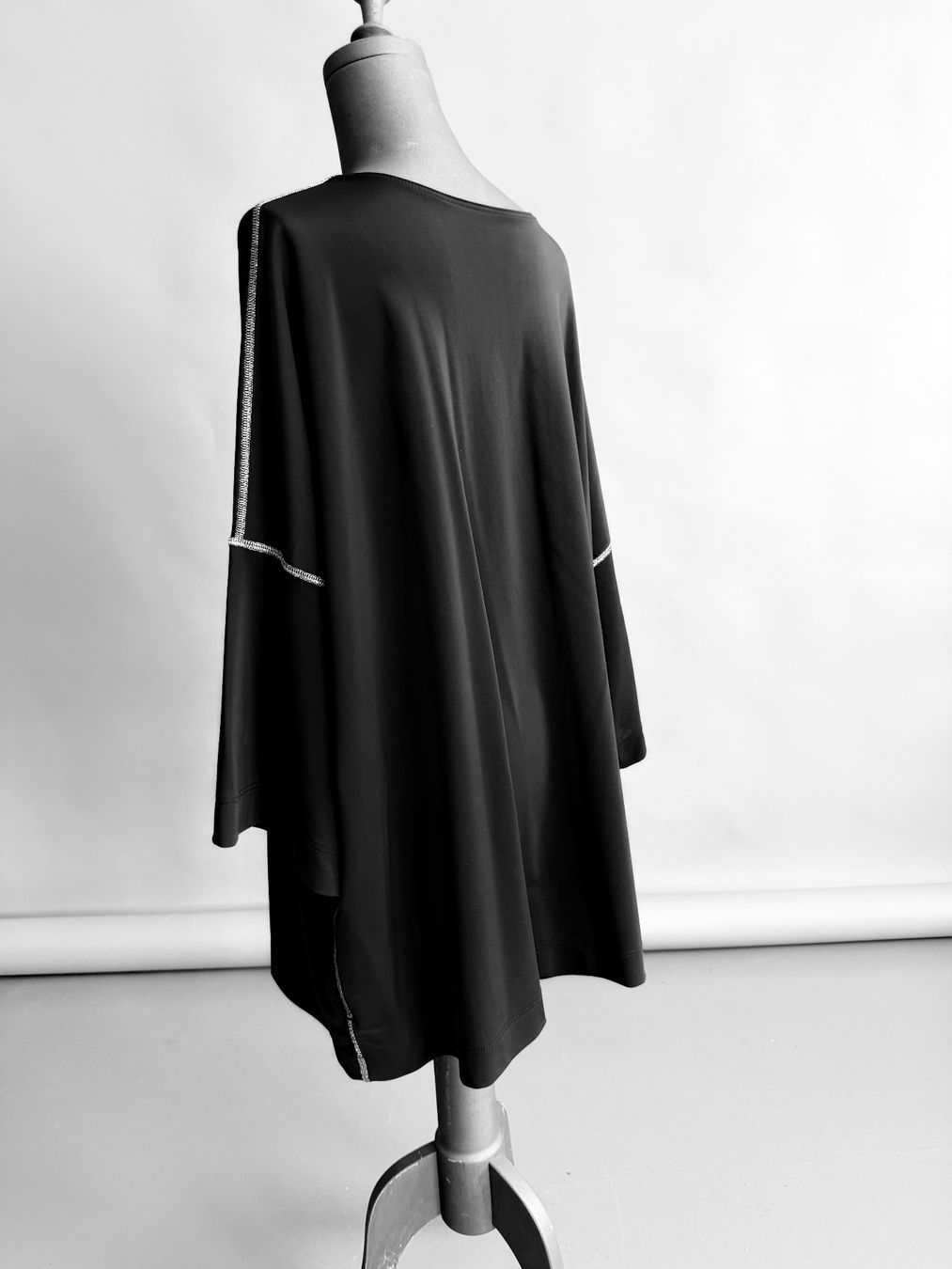 Top: Zeitloses Designer-Top mit besonderer Naht – Usato da Zürich venduto da nb6_6tx5 2
