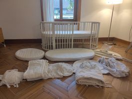 Kinderbett Stokke, Mini, Midi, Junior Grössen mit Zubehör