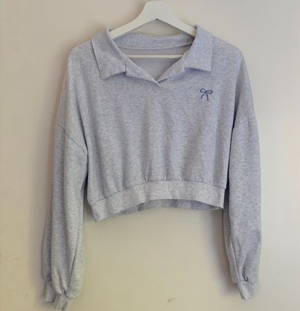 Hellgrauer Cropped Pullover mit Polokragen
