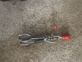 Handrührwerk Metall rot antik vintage Küchengerät 
(53)