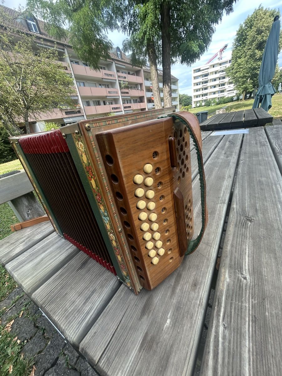 Musikinstrumente: Handorgeli, altes Instrument, gemäss Bilder – Gebraucht aus Wangen SZ von Swissboy1441 6
