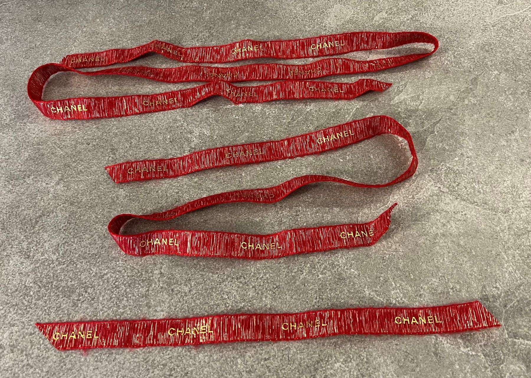 Nastri decorativi: CHANEL Bändel Set in RED ... – Nuovo e nell'imballaggio originale da Chur venduto da Lotti12