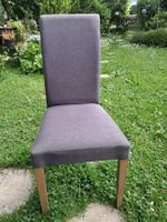 Vier moderne Stühle mit grauem Stoff