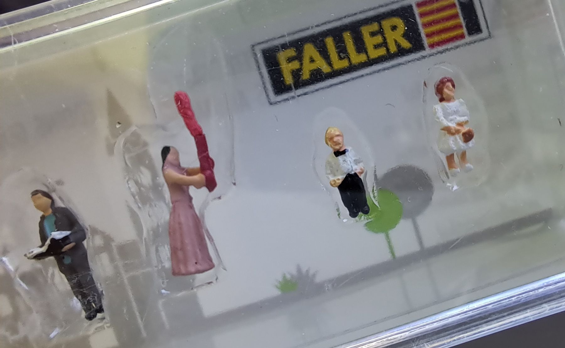 Faller Modellini di ferrovie: Hochzeitsgäste von Faller, Spur N – Nuovo e nell'imballaggio originale da Liestal venduto da Scrapmaus 4