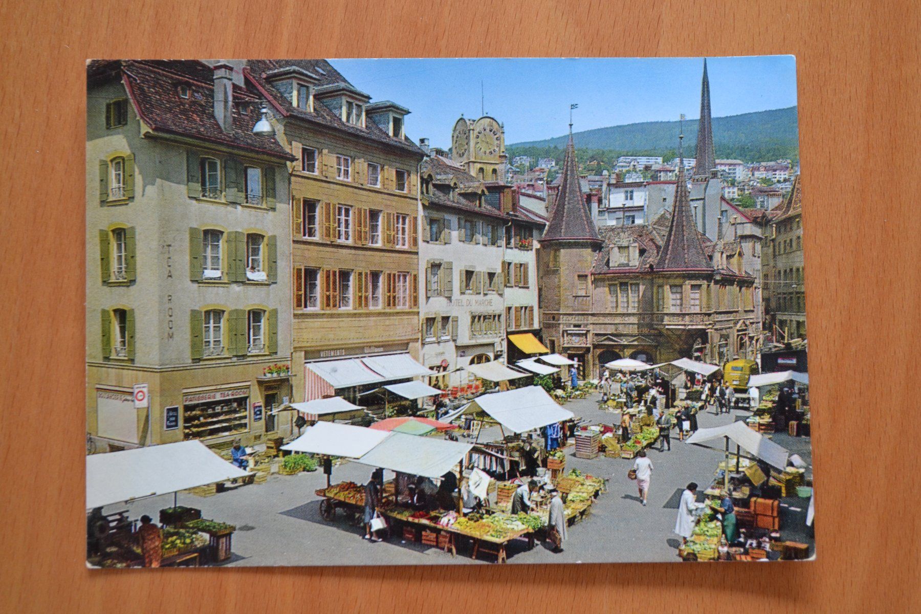 Cartoline postali: AK Neuchatel Place du Marché NE – Usato da Beinwil am See venduto da kajak55