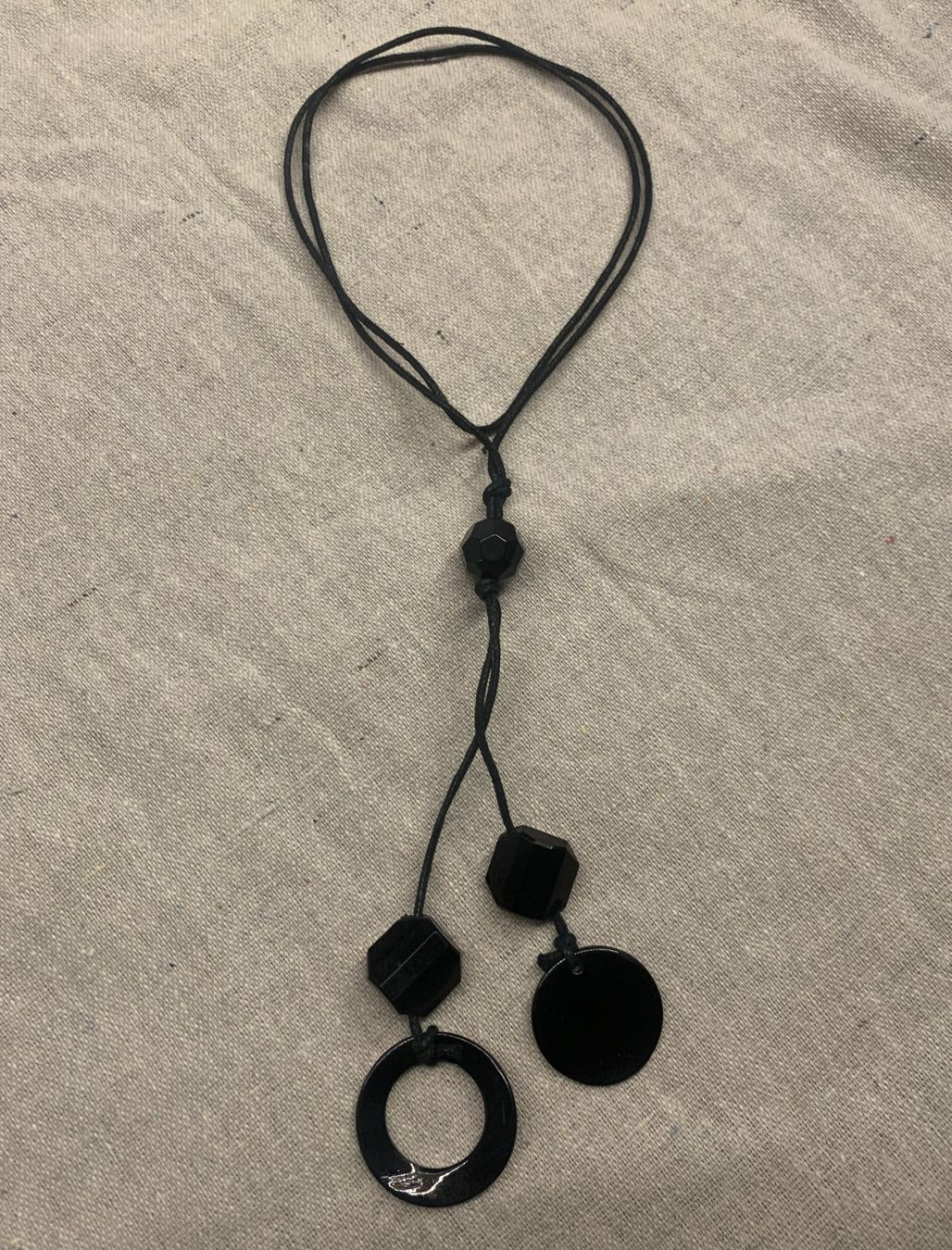 Catenine: Schwarze lange Perlenkette – Usato da Chalais venduto da Decoarts.art 1