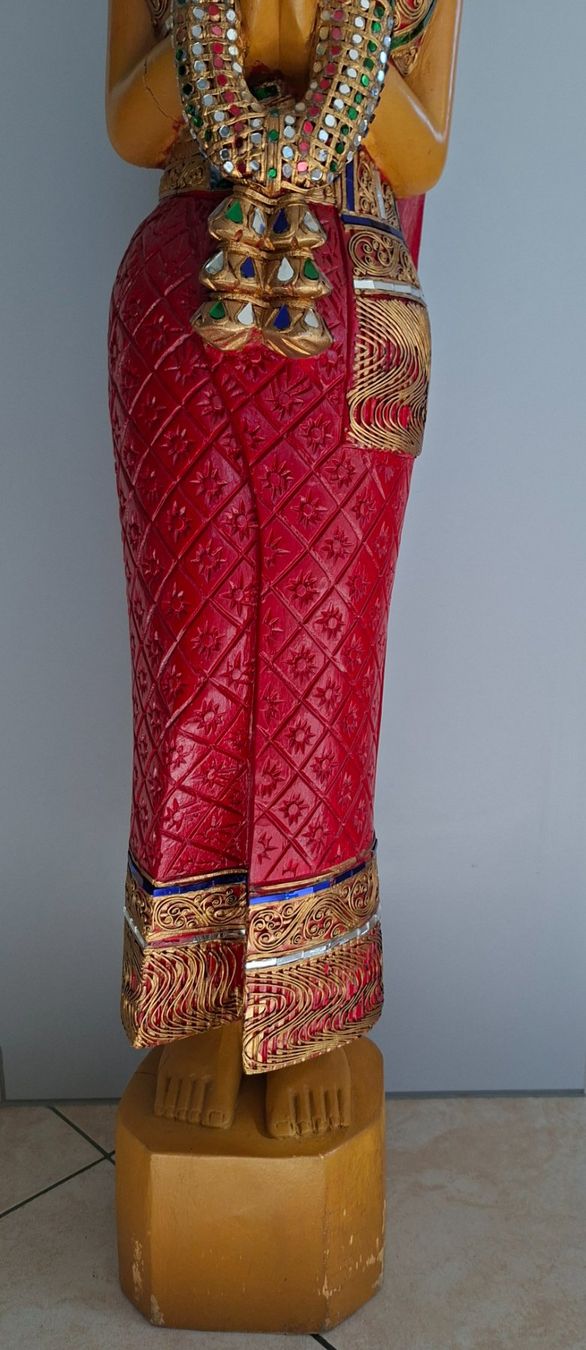 Statuette: Geschnitzte Holzfigur Thai-Dame, Handarbeit, Deko ca 128cm – Usato da Opfikon venduto da Diversamente 2