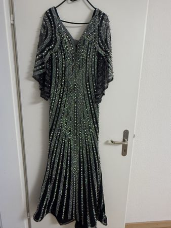 Abendkleid Schwarz mit vielen Verzierungen 