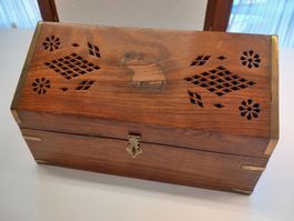 Indische Holzschatulle, Messingbeschläge und Elefantenmotiv