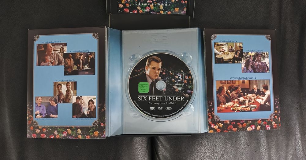 Tutti i DVDs: Six Feet Under, Gestorben wird Immer – Nuovo (secondo la descrizione) da Frauenfeld venduto da Gzorzi 1