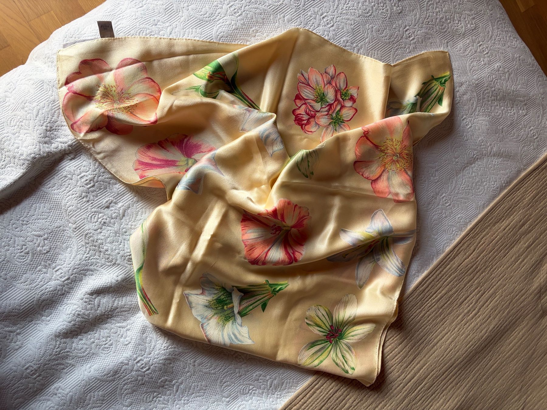 Fabric Frontline Foulards, Tücher & Schals: Fabric Frontline 100% Silk Big Scarf – Gebraucht aus Luzern von AM2nd