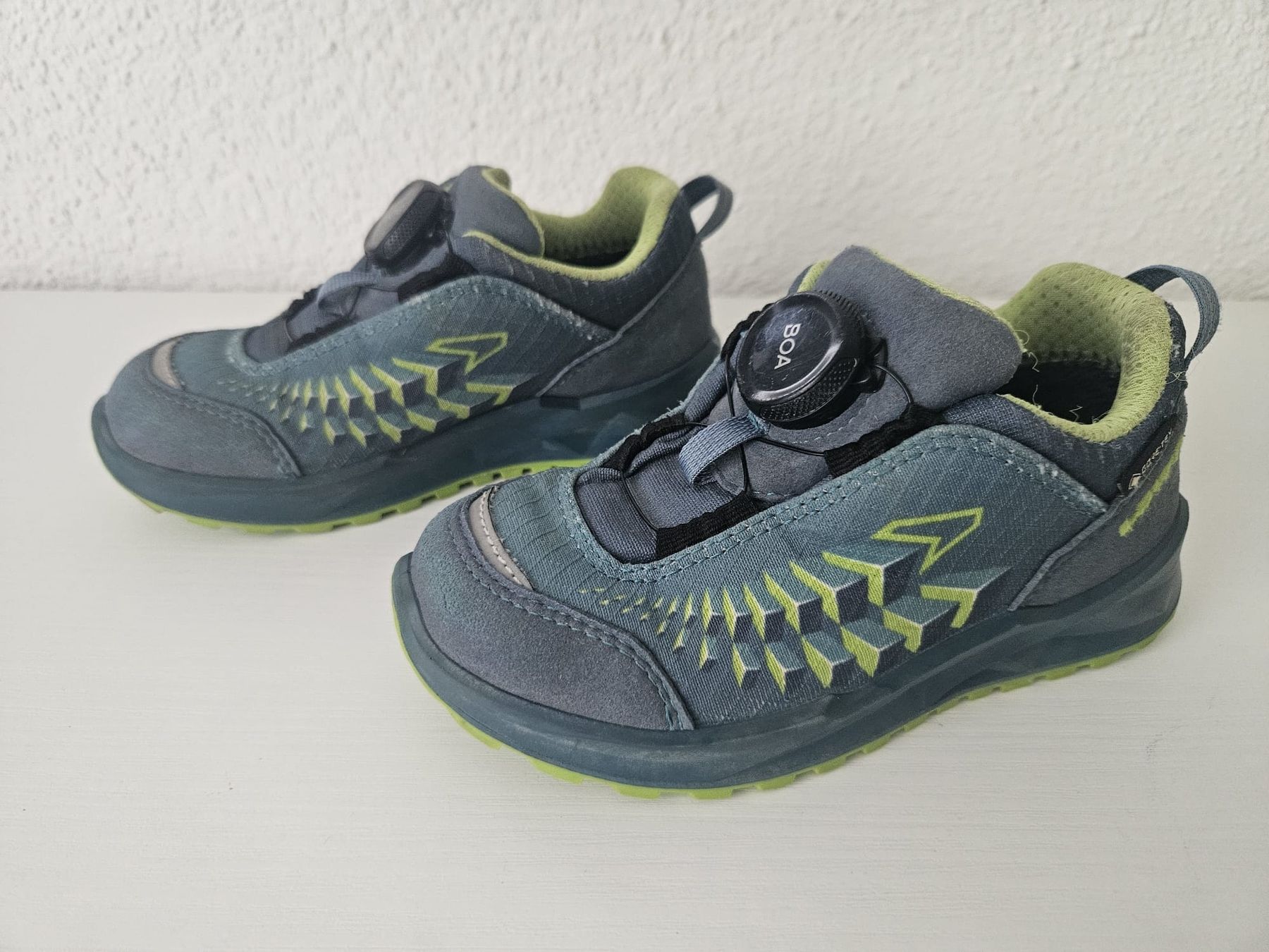 Lowa Scarpe per ragazzi: Kinder Lowa Trekkingschuh, leicht gebraucht – Usato da Engelburg venduto da millers25 1