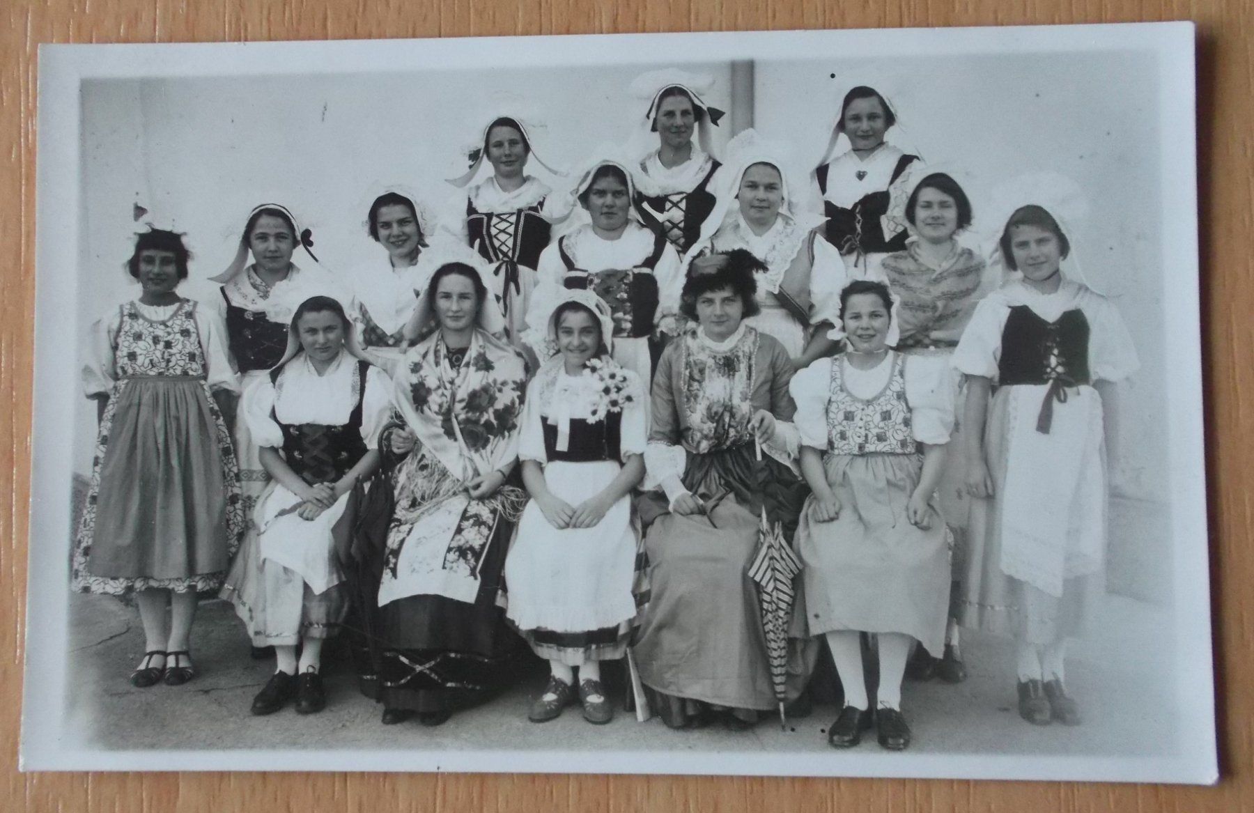 Ansichtskarten: Frauen in Trachten Wo? – Gebraucht aus Uffikon von Semo2
