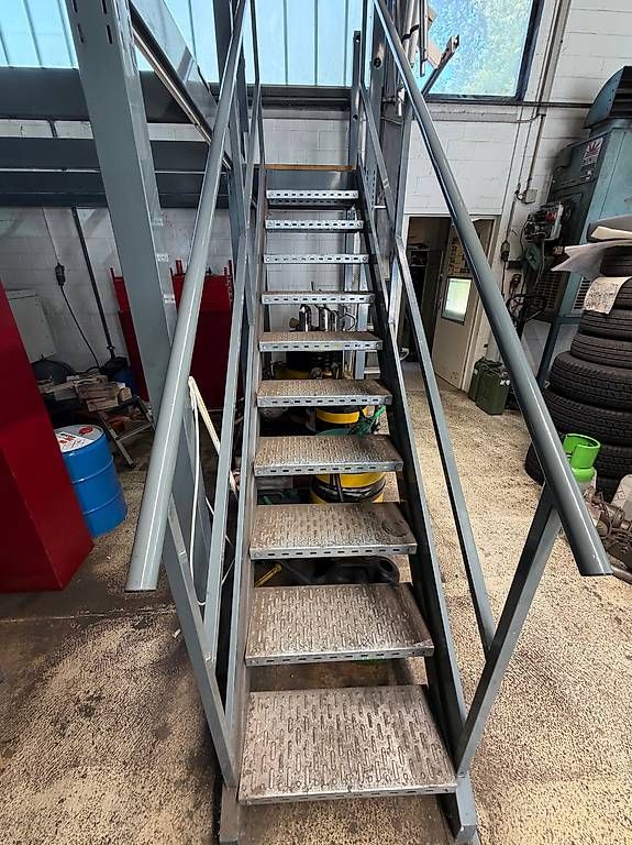 Scale: Metalltreppe von einer Lagerbühne – Usato da Rüti ZH venduto da Msuri 1