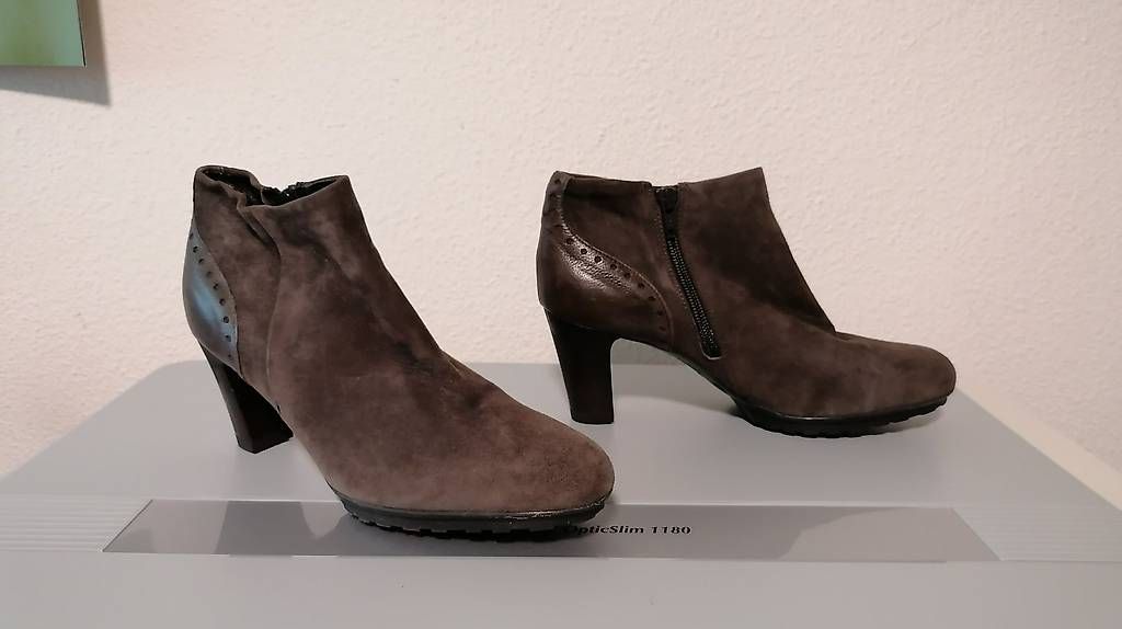 Damenschuhe: Dunkelgraue Wildleder-Stiefelette – Gebraucht aus Winterthur von iri_7cwx