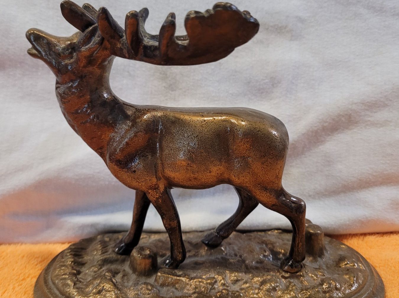 Sculture & Statue: HIRSCHFIGUR AUF EINEM /MESSING ODER KUPFERSOCKEL 60-Er – Usato da EMMETTEN venduto da pfi_cbg5 1