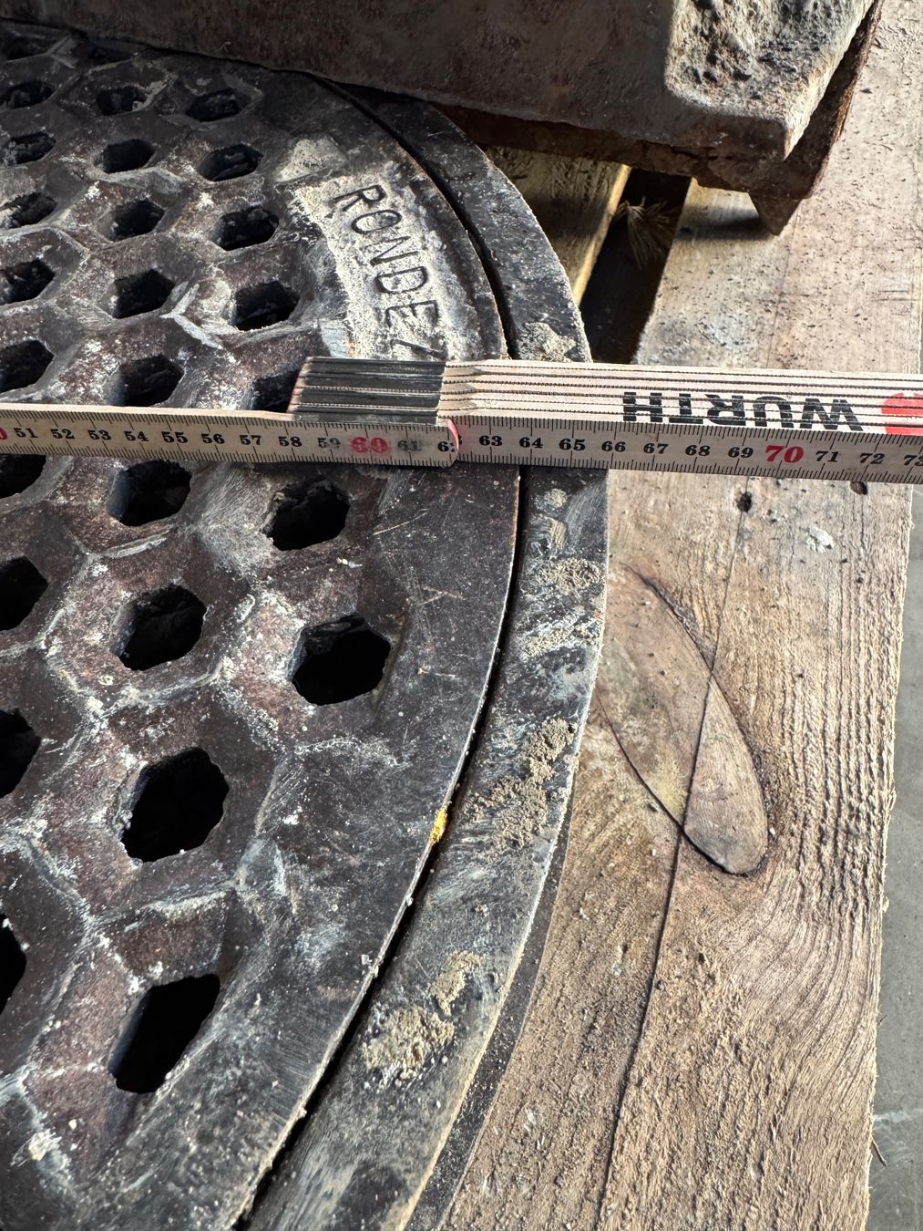 Altri materiali per l'edilizia: Diverse Schachtdeckel Kanaldeckel 3x Rund 2x quadratisch – Usato da Abtwil SG venduto da SHost 2