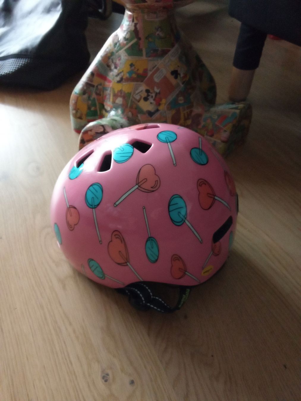 Caschi: Nutcase Mädchen Velohelm neuwertig – Usato da Oberengstringen venduto da Pepper6