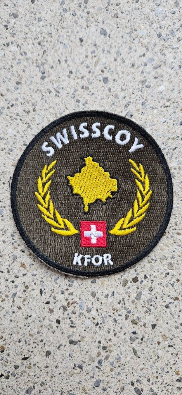 Schweizer Armee Placchette & Badge: *** Swisscoy Badge  *** – Nuovo e nell'imballaggio originale da Riedholz venduto da fr_sIruP