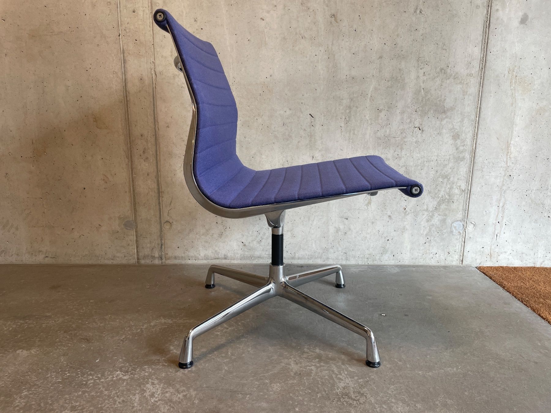 Sedie: Eames Aluchair  EA 105 blau – Usato da Zürich venduto da starch.studio 1