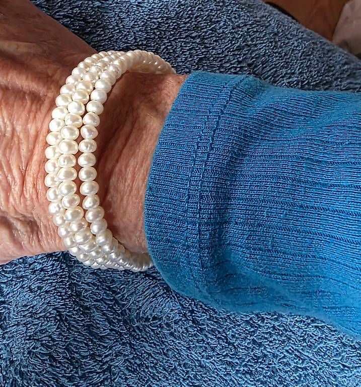 Bracciali & Braccialetti: Perlenarmband weiss – Usato da Ennetbürgen venduto da Ribi8 1