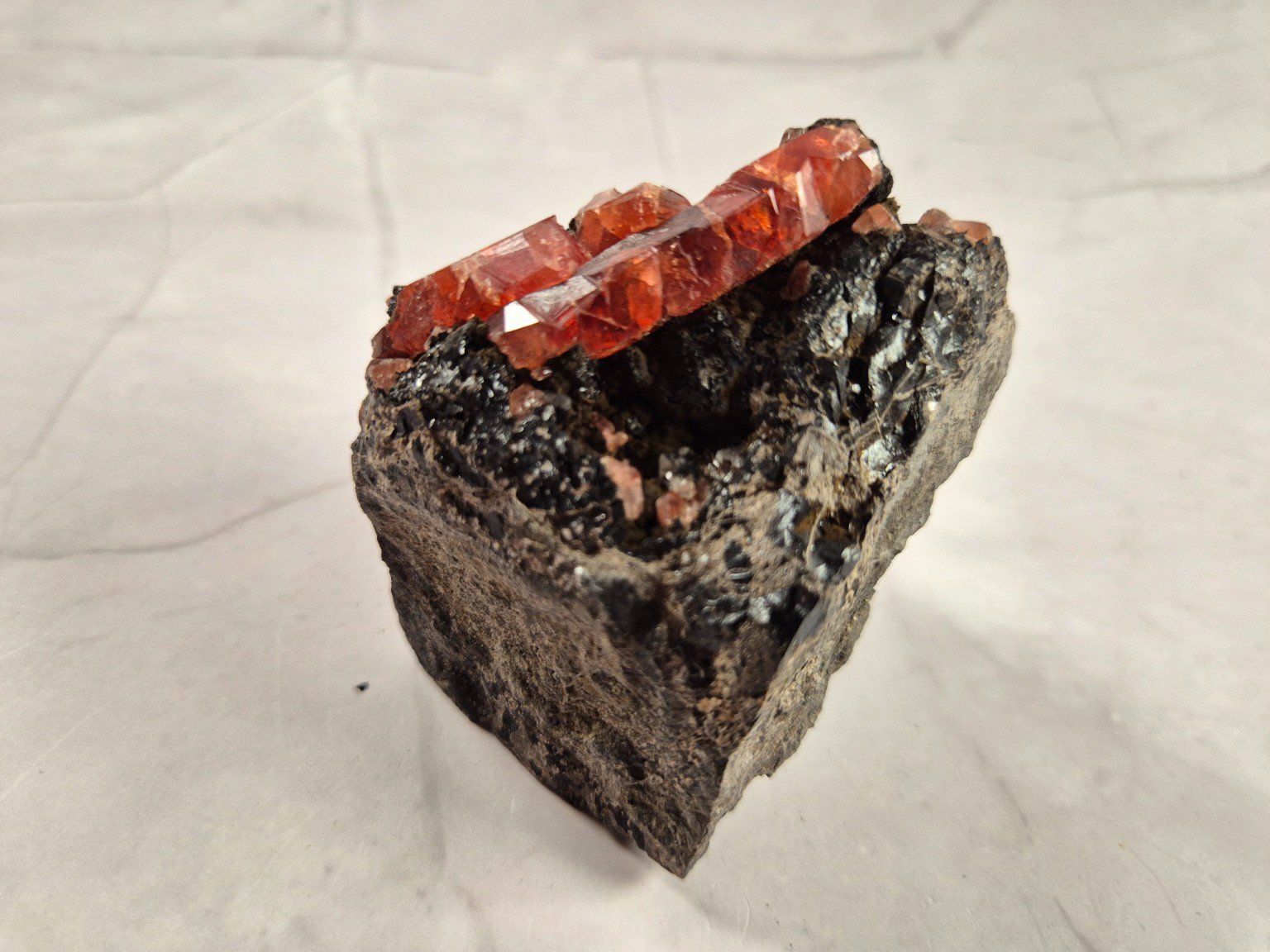 Minerali & Pietre curative: Vanadinite sur matrice sombre – Usato da Sugnens venduto da Madteus82