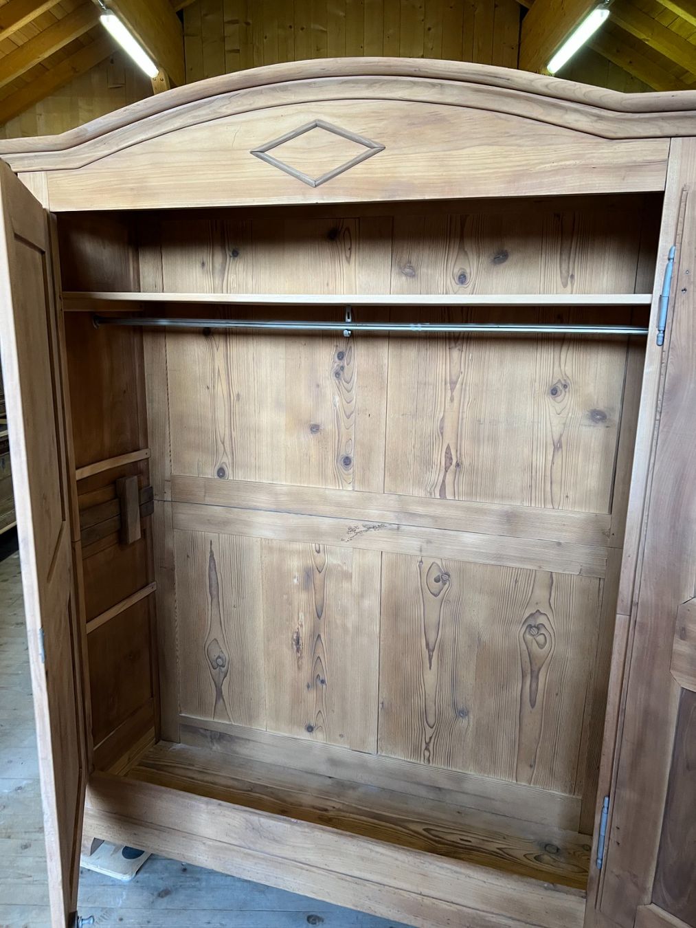 Armadi: ART 1003-H Armoire cerisier sablé – Usato da Pont-La-Ville venduto da BCMGLEAL 1