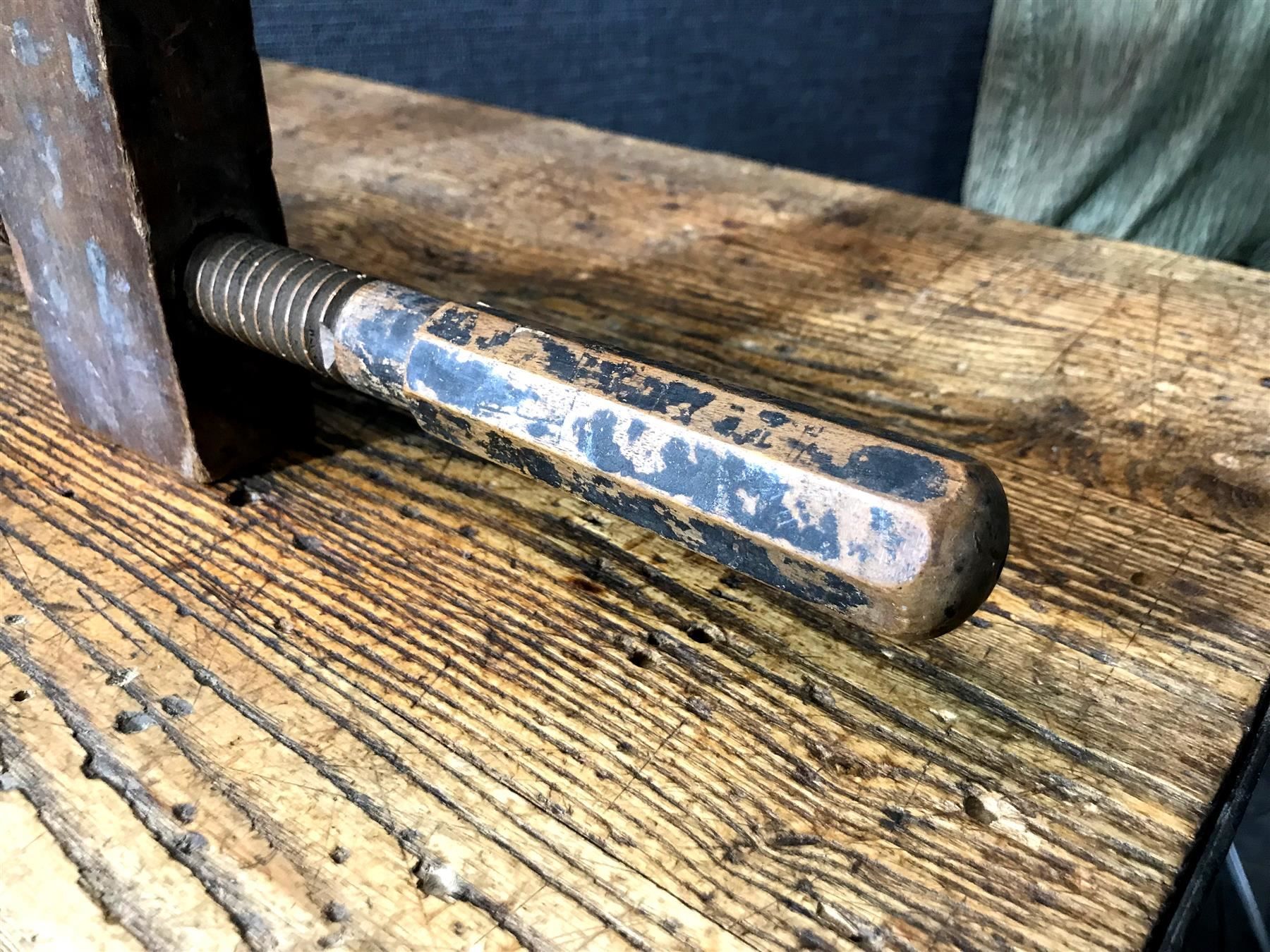 Lampade: Lampe aus antiker Schraubzwinge – Usato da Laufenburg venduto da industrial-silence 5